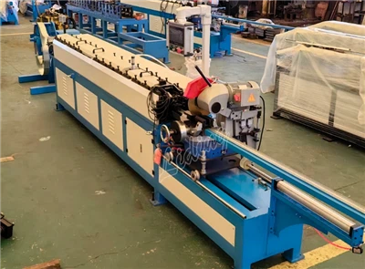Macchina per la formatura di flange per condotti quadrati di ventilazione