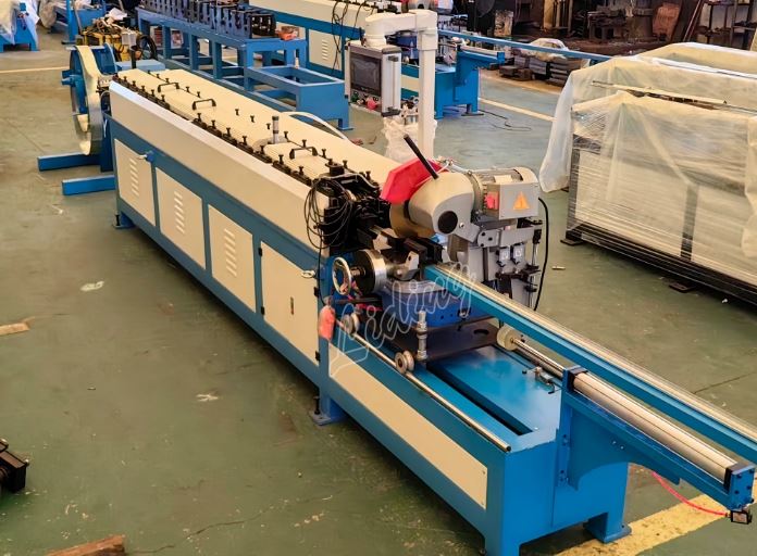 Macchina per la formatura di flange per condotti quadrati di ventilazione